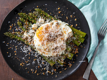 Asparagus With Fried Egg and Gorgonzola