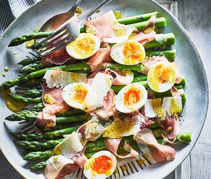 Asparagus with Prosciutto, Egg & Parmesan | Recipes Friend